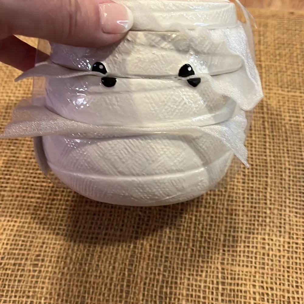 NWT Mummy measuring cups